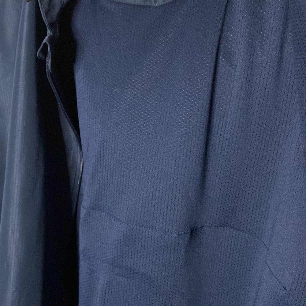 College of the Holy Cross Light Jacket/Raincoat. Excellent condition! - Picture 5 of 5